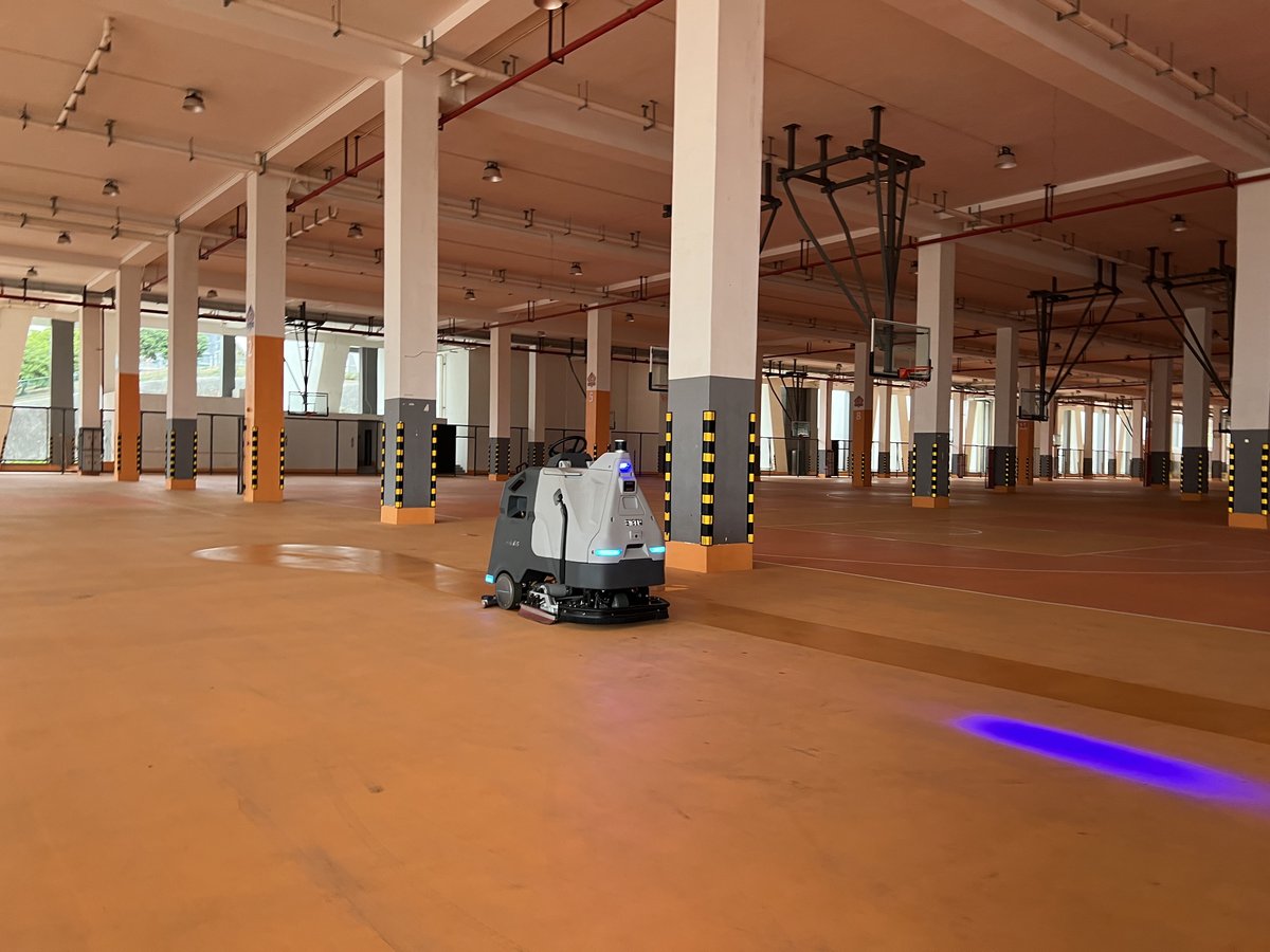 Siben Wind God robot at Baiyun University - robot traffic boundary and human-robot mixed traffic management Siben Wind God cleaning robot traffic and safety boundary management at Baiyun University of Science and Technology