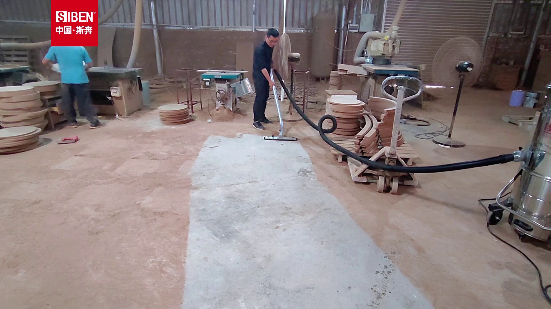 Siben XC220 industrial vacuum collecting metal dust and swarf
