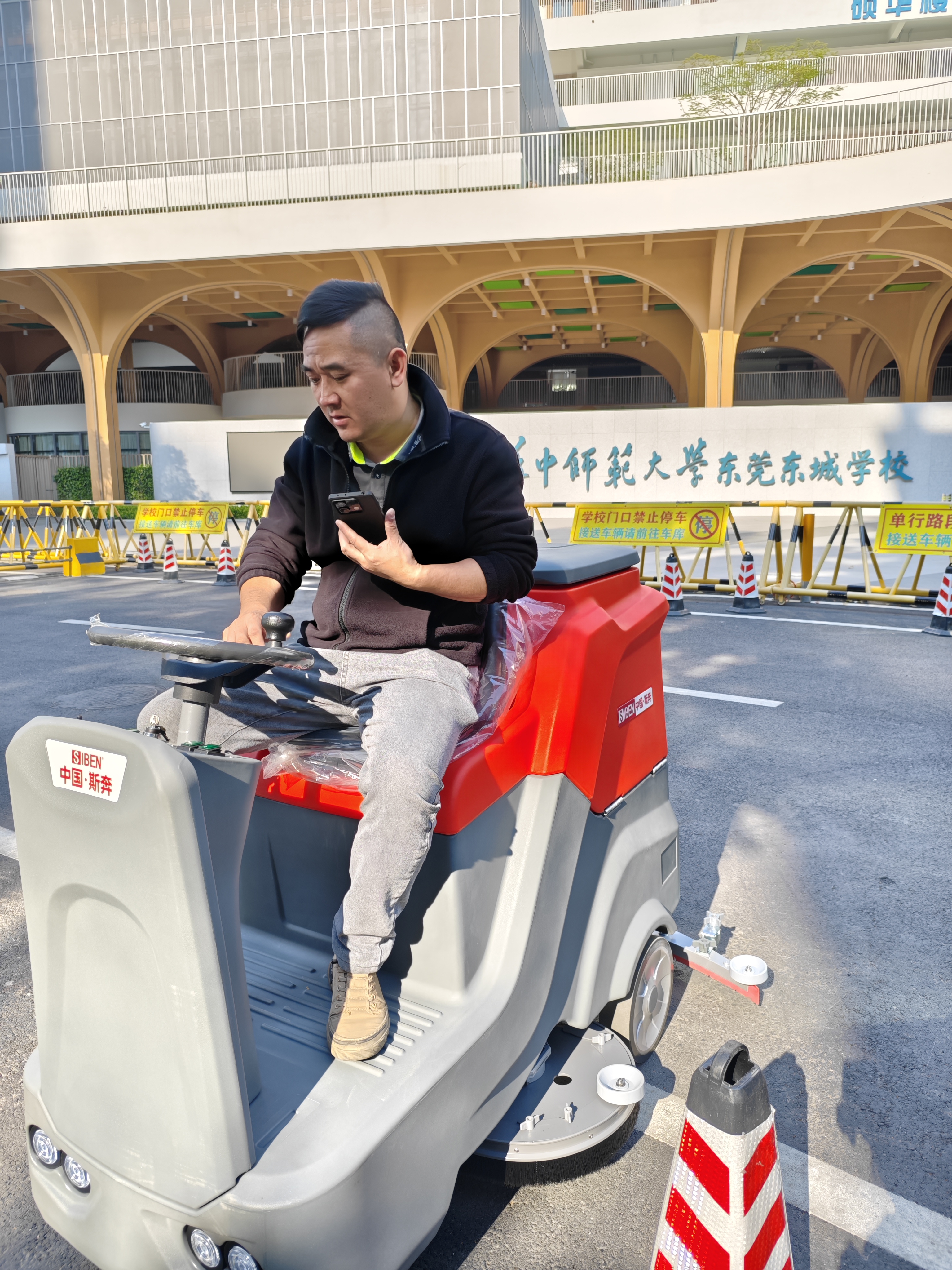 Siben X8 ride-on floor scrubber performing daily floor maintenance in a large factory, suitable for 4S showroom and customer reception area low-noise cleaning