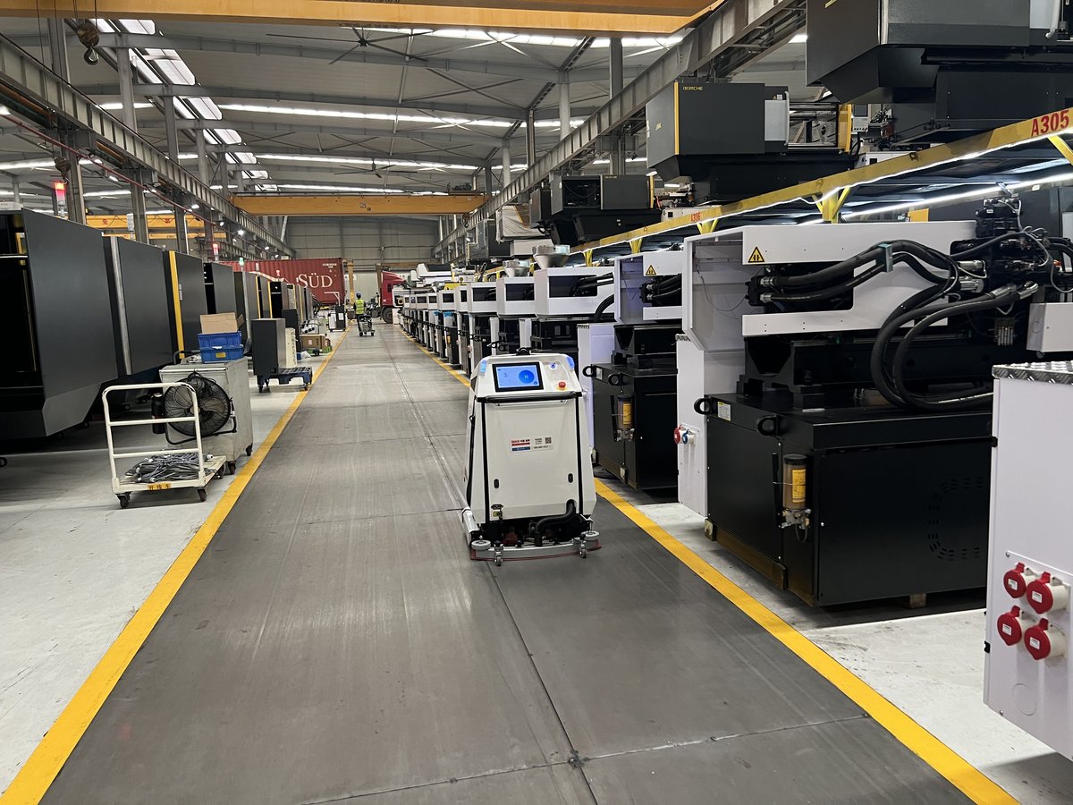 Siben Thunder God robot at Bochuang Sheet Metal - robot fault grading protocol and human-robot handoff Siben Thunder God cleaning robot fault grading and human-robot handoff at Bochuang Sheet Metal Manufacturing
