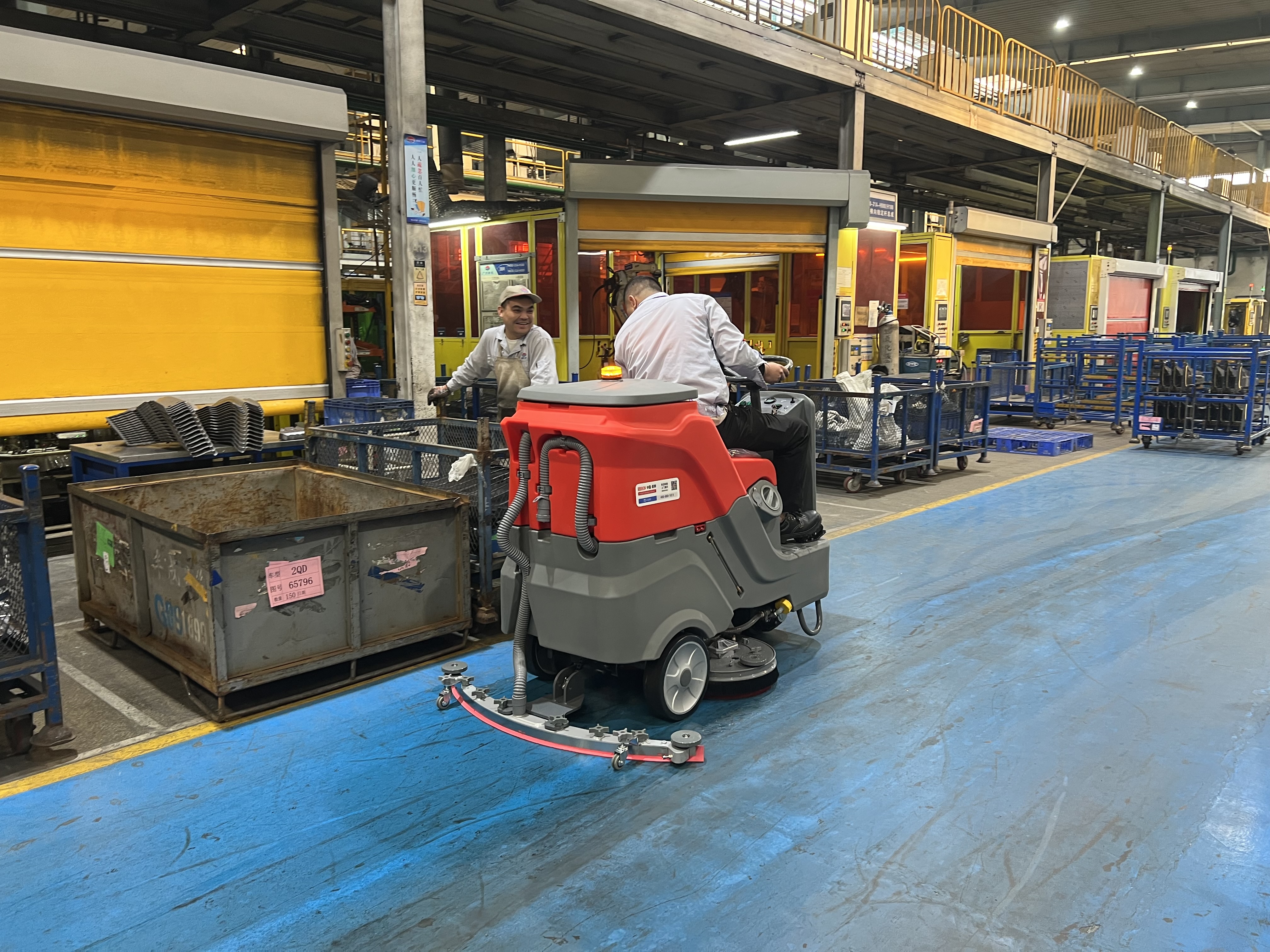  Siben X7 industrial floor scrubber wet cleaning a production workshop floor to remove oil residue and fine dust with controlled water dispensing and squeegee dry finish