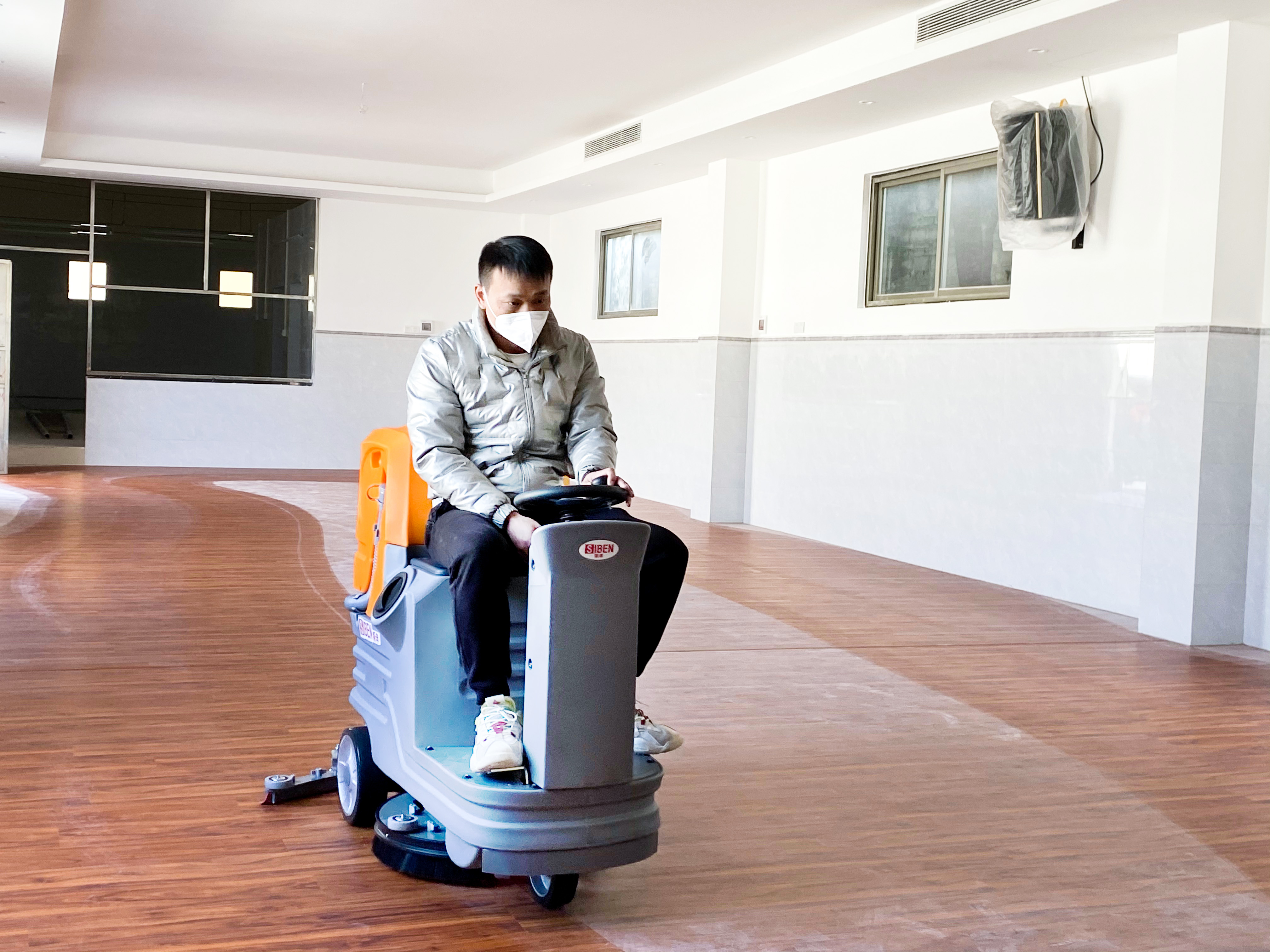 Figure 2: Siben X6 Floor Scrubber - Proper squeegee adjustment ensures complete water pickup, leaving floors clean and dry in a single pass 02-x6-scrubber-factory-scene