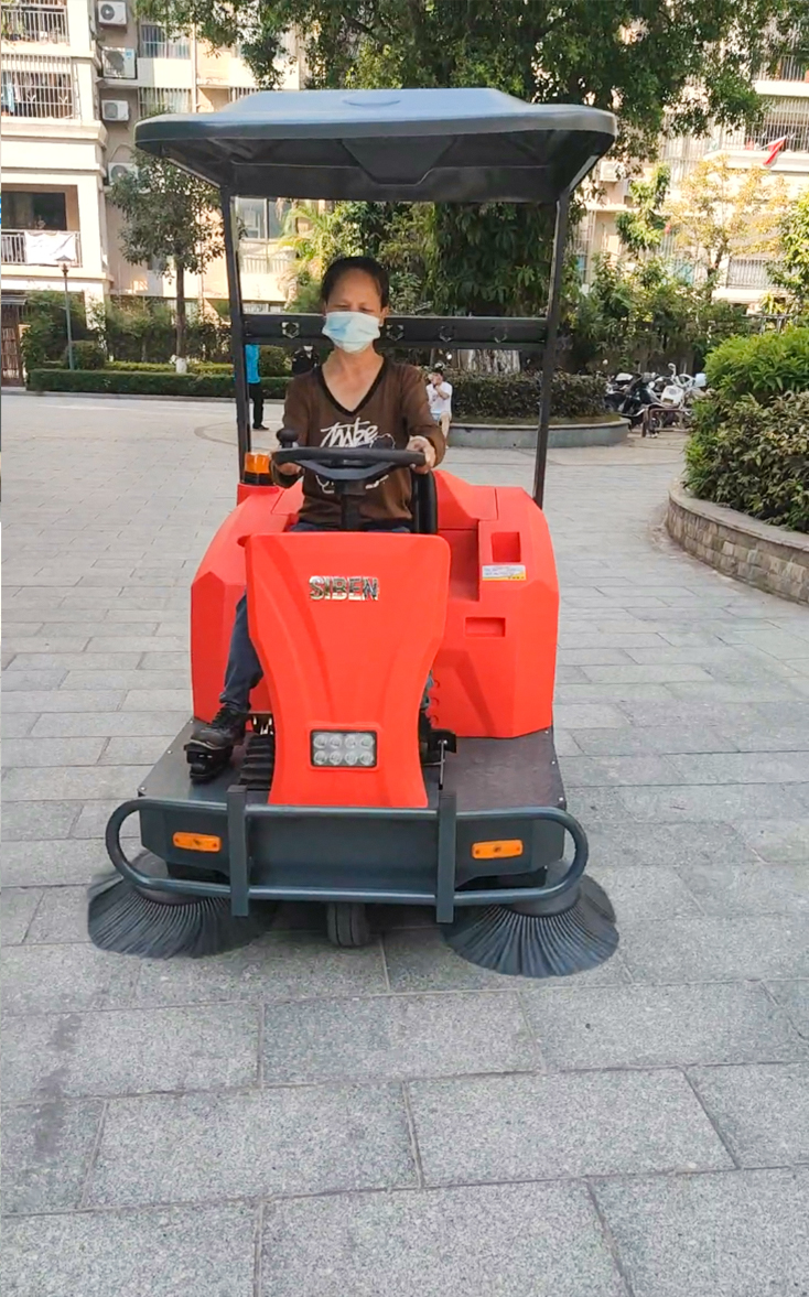 Figure 4: Siben A400 Industrial Sweeper — Efficient dry debris collection for warehousing and raw material zones 04-a400-sweeper-warehouse