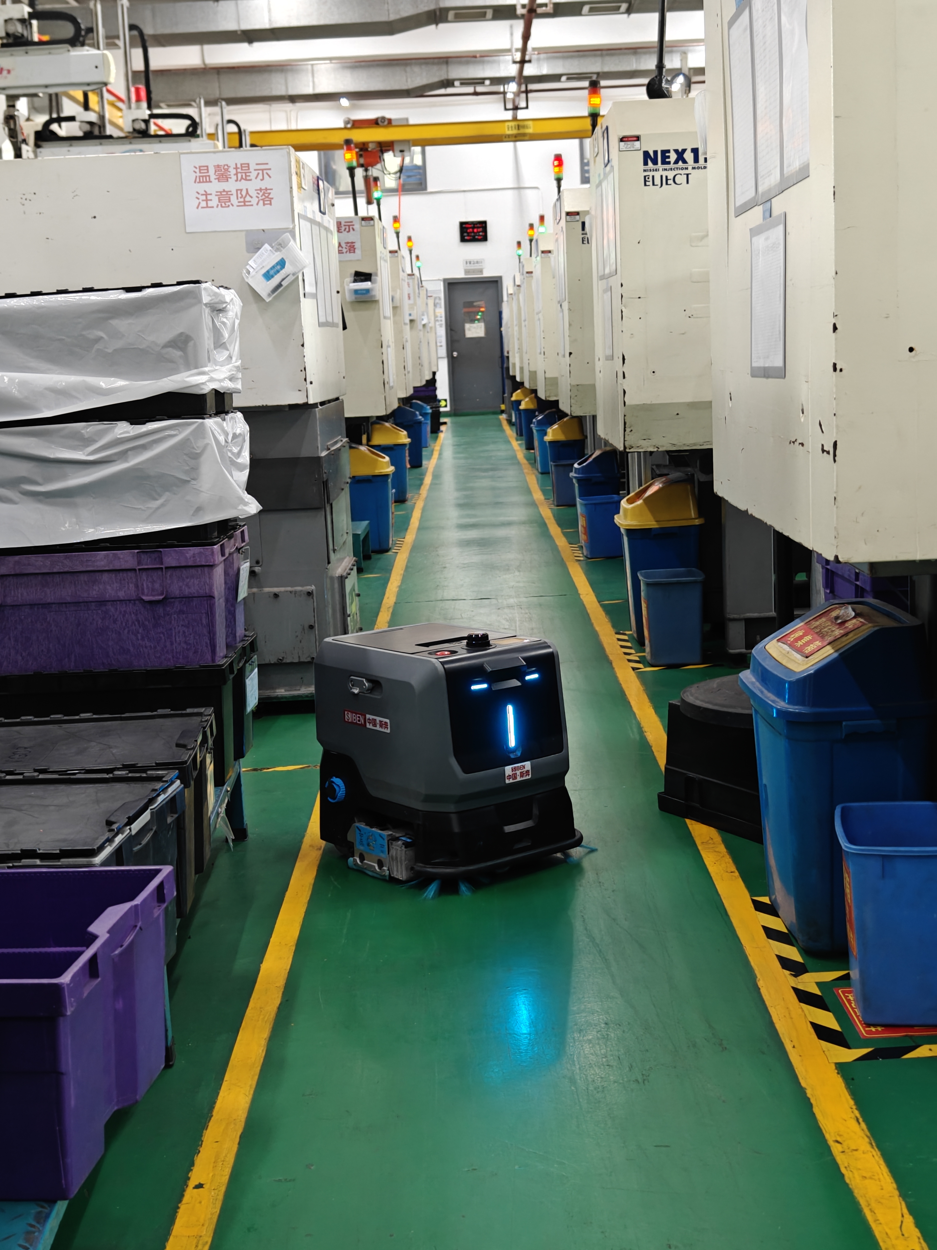 Siben Kenan Robot at Dongguan Hongjia Factory Siben Kenan cleaning robot deployed at Dongguan Hongjia plastics electronics factory demonstrating product reliability and after-sales support in real customer site