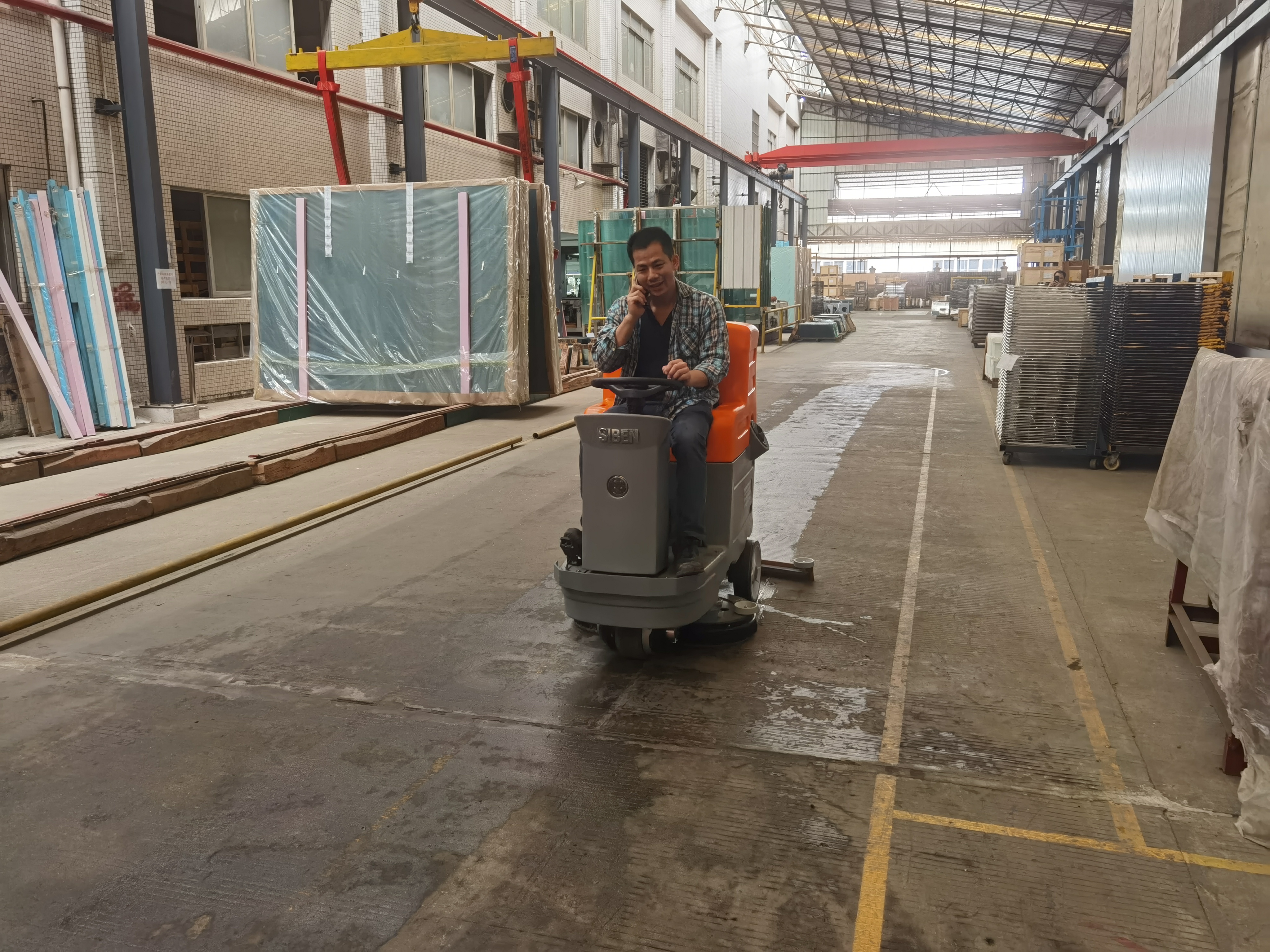 Figure 3: Siben X7 Ride-On Floor Scrubber — High-capacity solution tank and wide cleaning path for large production halls 03-x7-industrial-scrubber