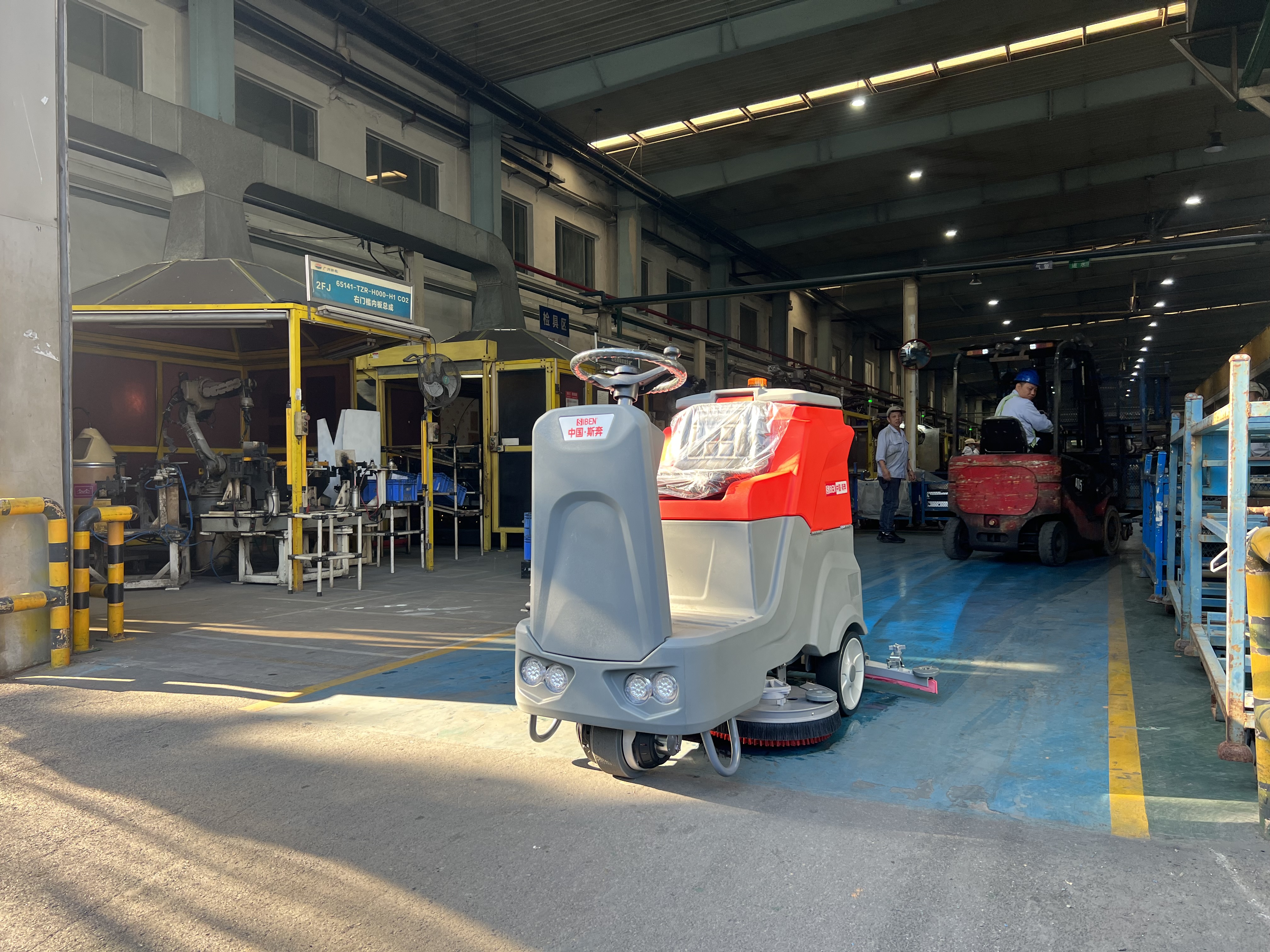  Siben X7 ride-on floor scrubber cleaning an auto parts production workshop, suitable for service bays and 4S store repair area floor maintenance