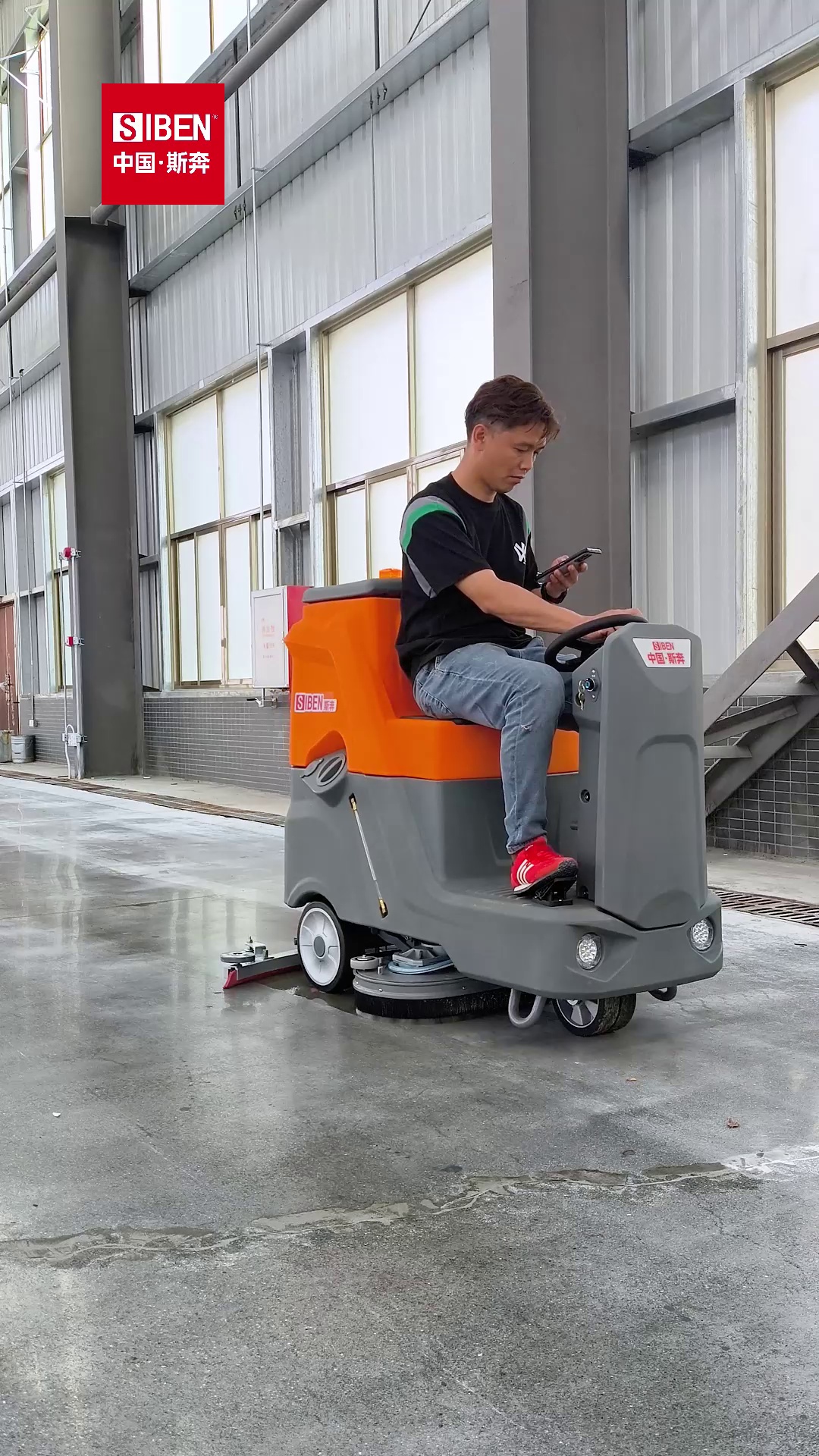 Siben X6 ride-on floor scrubber cleaning oil-contaminated floor