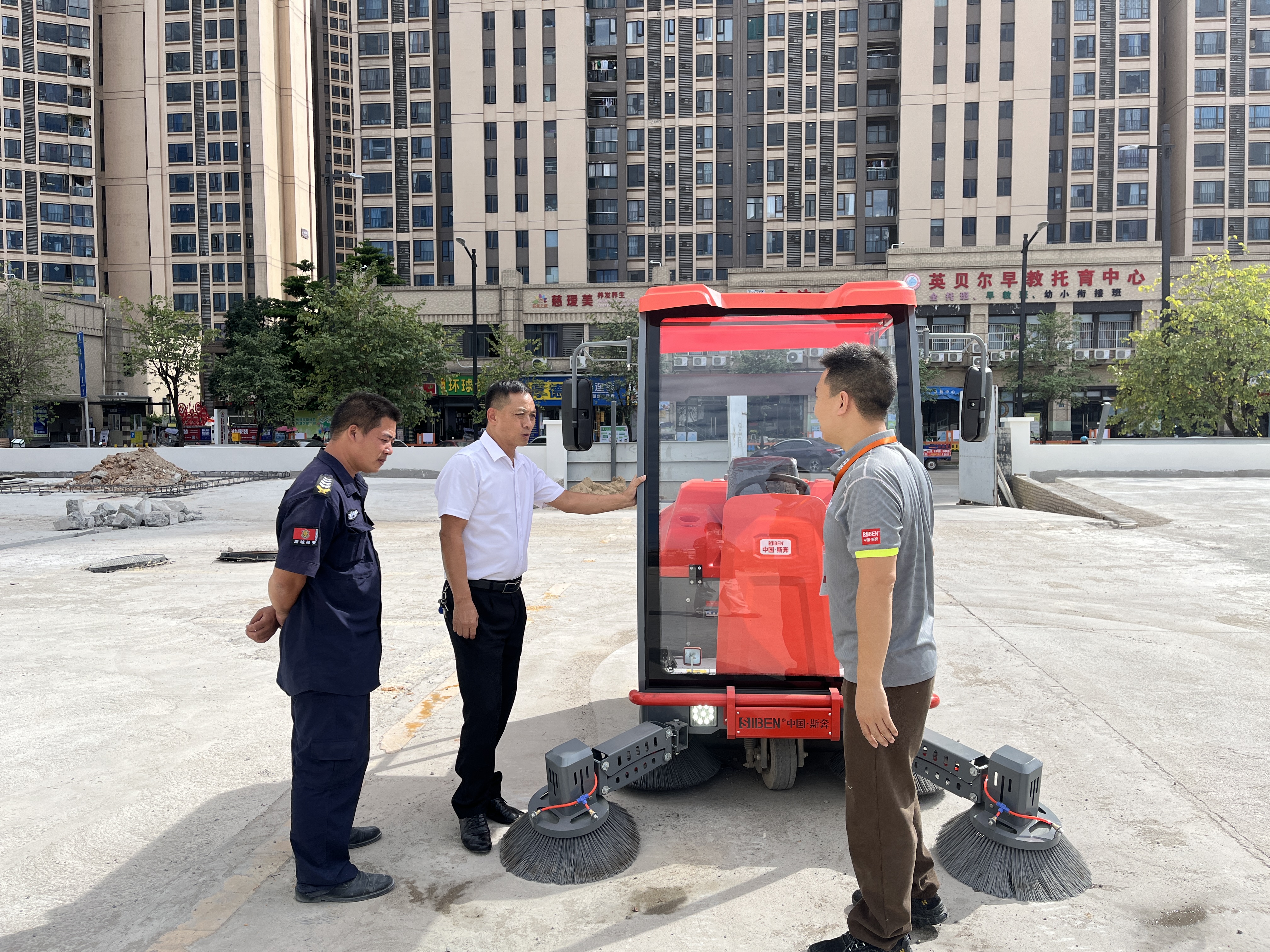 Siben A600 industrial ride-on sweeper cleaning large industrial facility floor with 1900mm cleaning width and 9500㎡/h efficiency