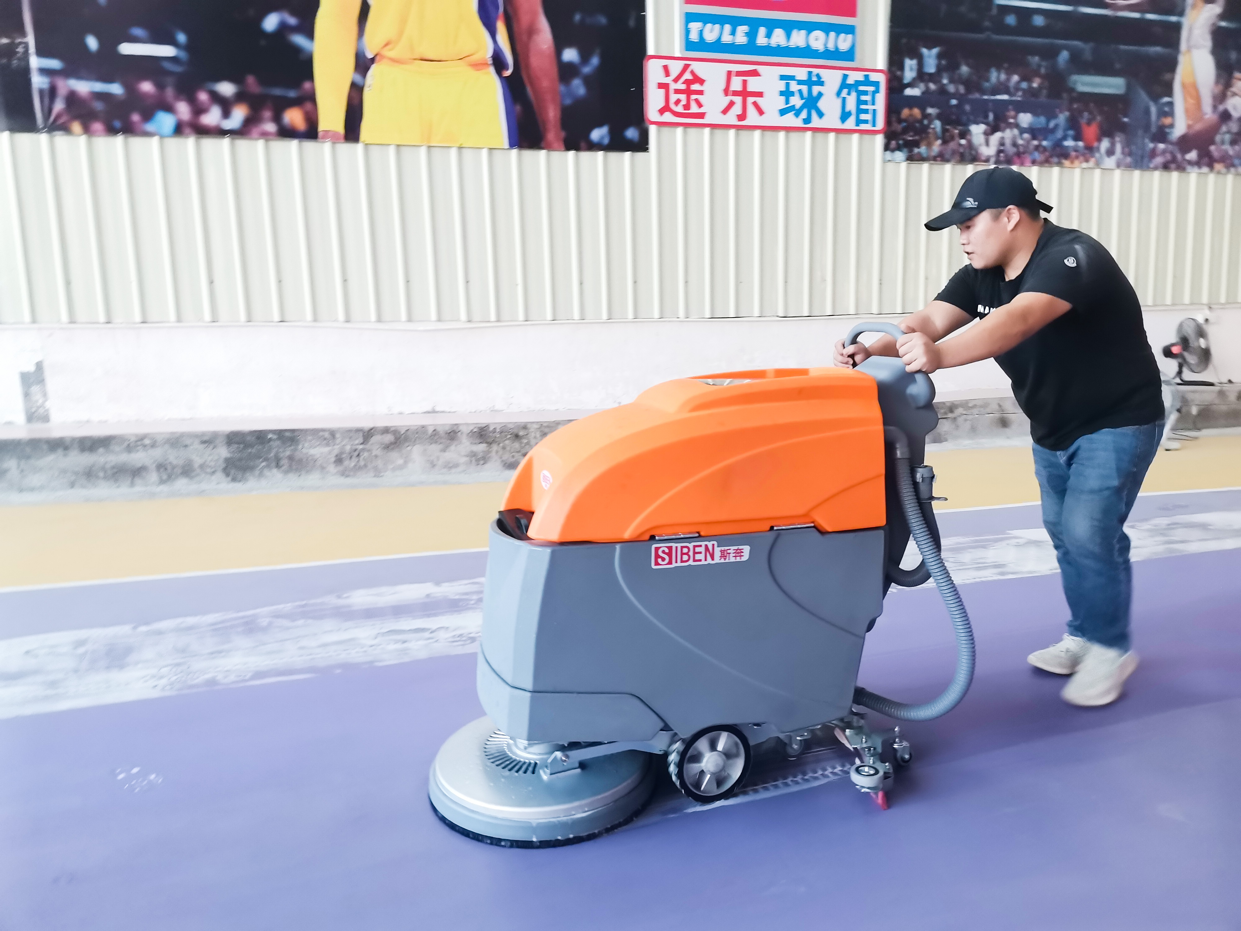 Figure 2: Siben X5 Floor Scrubber — Compact maneuverability for medium-sized food production areas and packaging zones 02-X5-floor-scrubber-scene